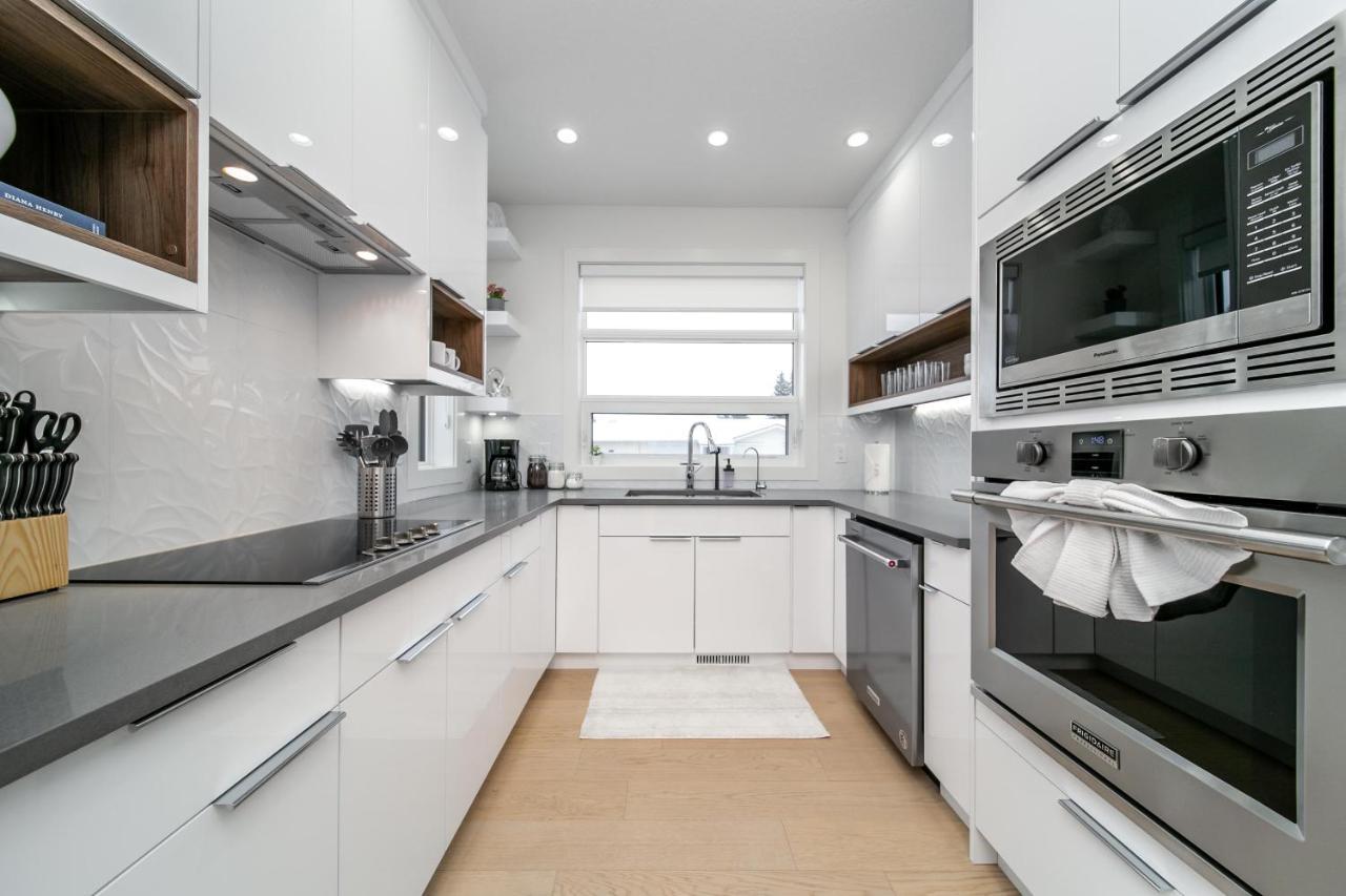 Bright Modern Home - King Bed - Free Parking - Fireplace - Fast Wi-Fi - Free Netflix Едмонтон Екстер'єр фото