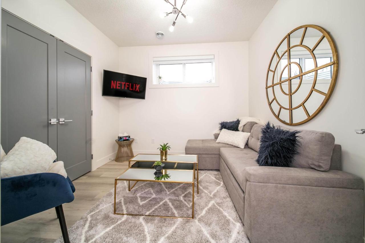 Bright Modern Home - King Bed - Free Parking - Fireplace - Fast Wi-Fi - Free Netflix Едмонтон Екстер'єр фото