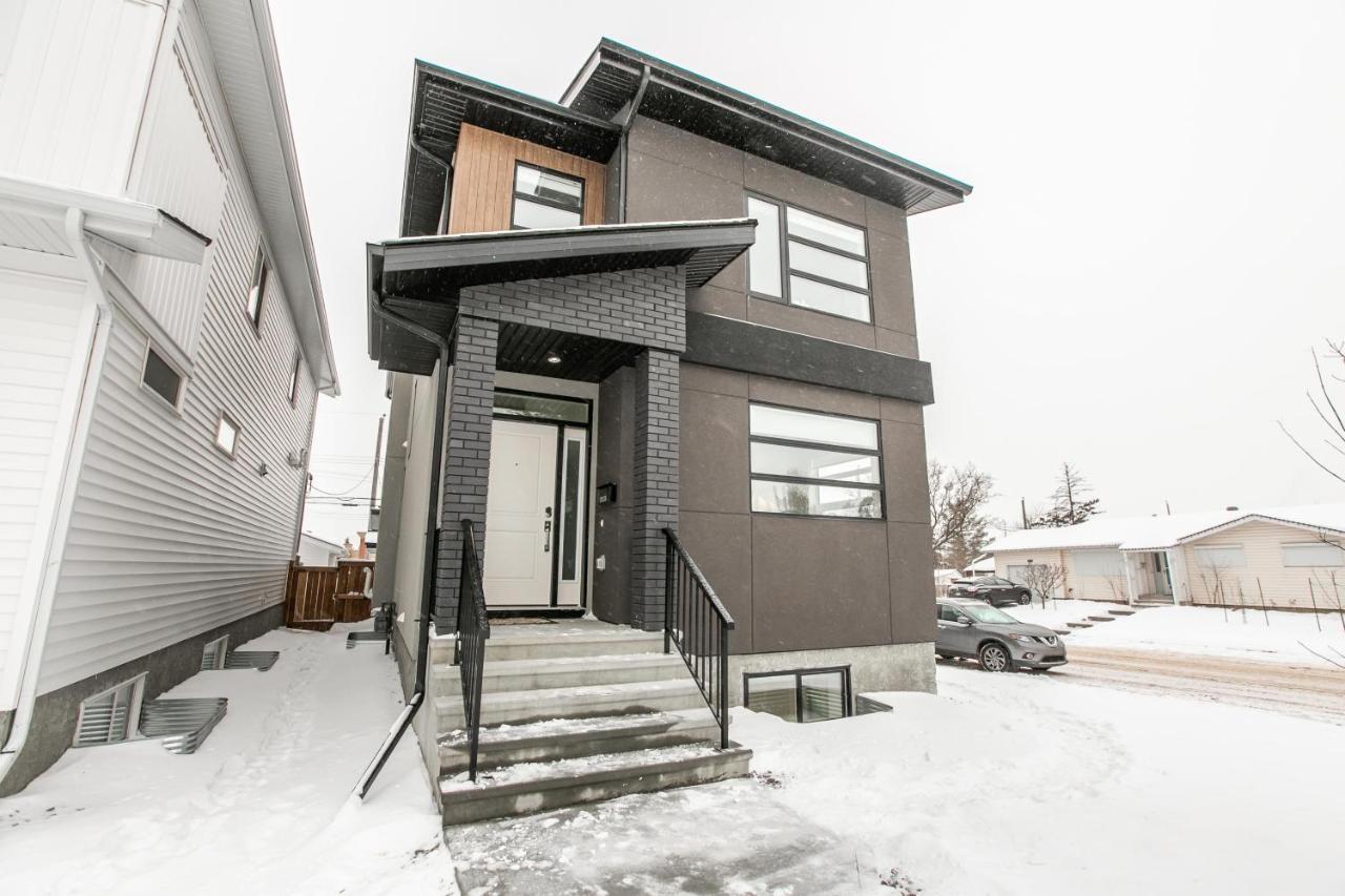 Bright Modern Home - King Bed - Free Parking - Fireplace - Fast Wi-Fi - Free Netflix Едмонтон Екстер'єр фото