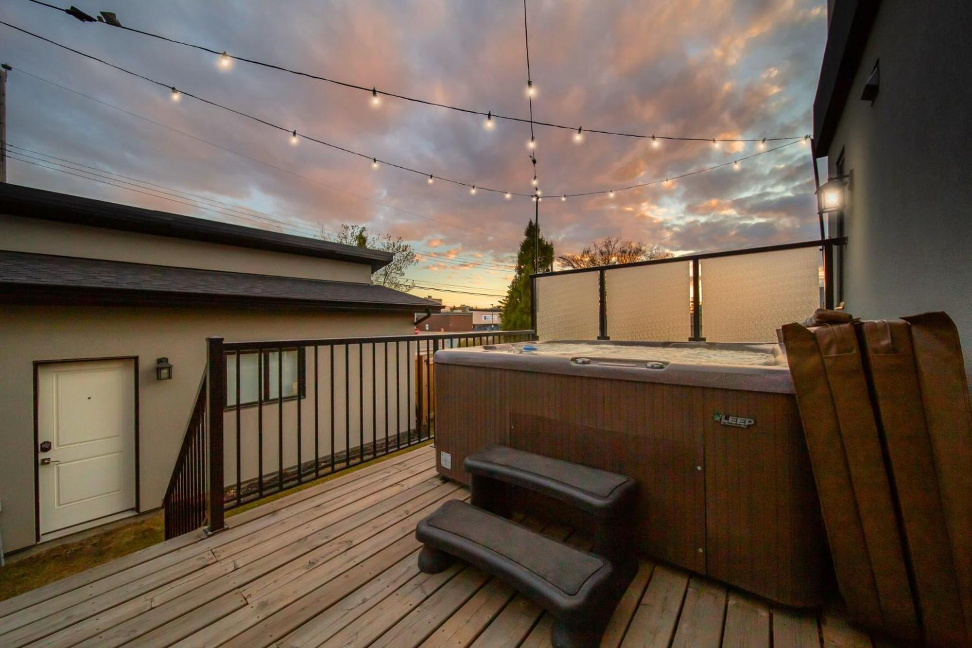 Bright Modern Home - King Bed - Free Parking - Fireplace - Fast Wi-Fi - Free Netflix Едмонтон Екстер'єр фото